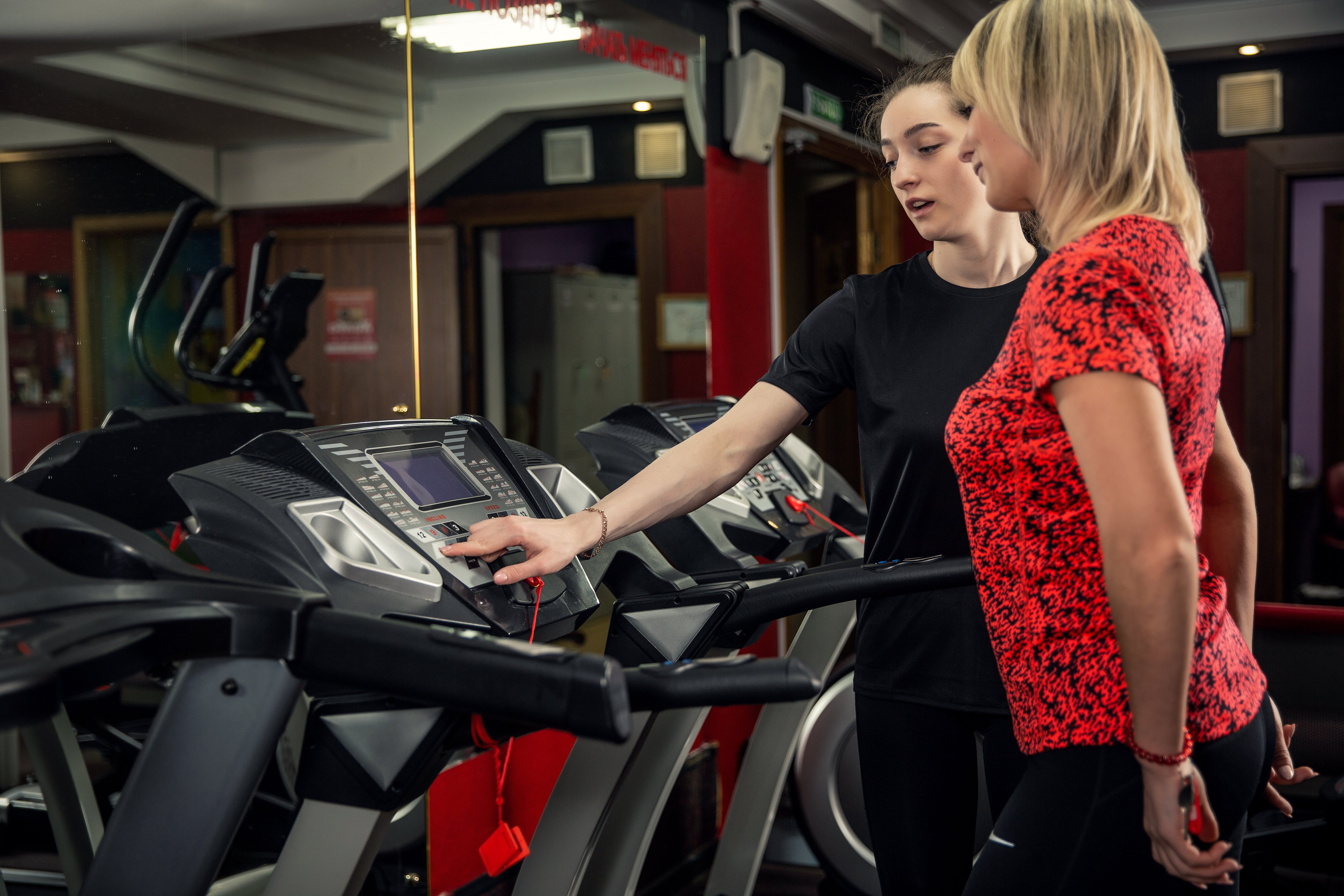 Jak dobrać bieżnię do wzrostu i wagi? Najczęstsze błędy kupujących