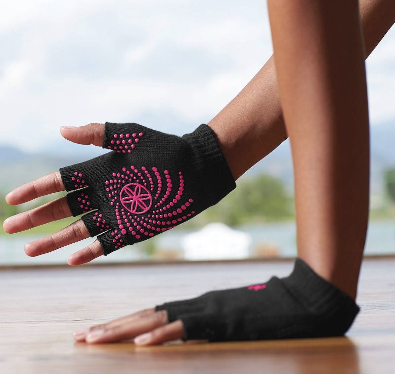 Protiskluzové rukavice bez prstů GAIAM, černé/růžové 57125